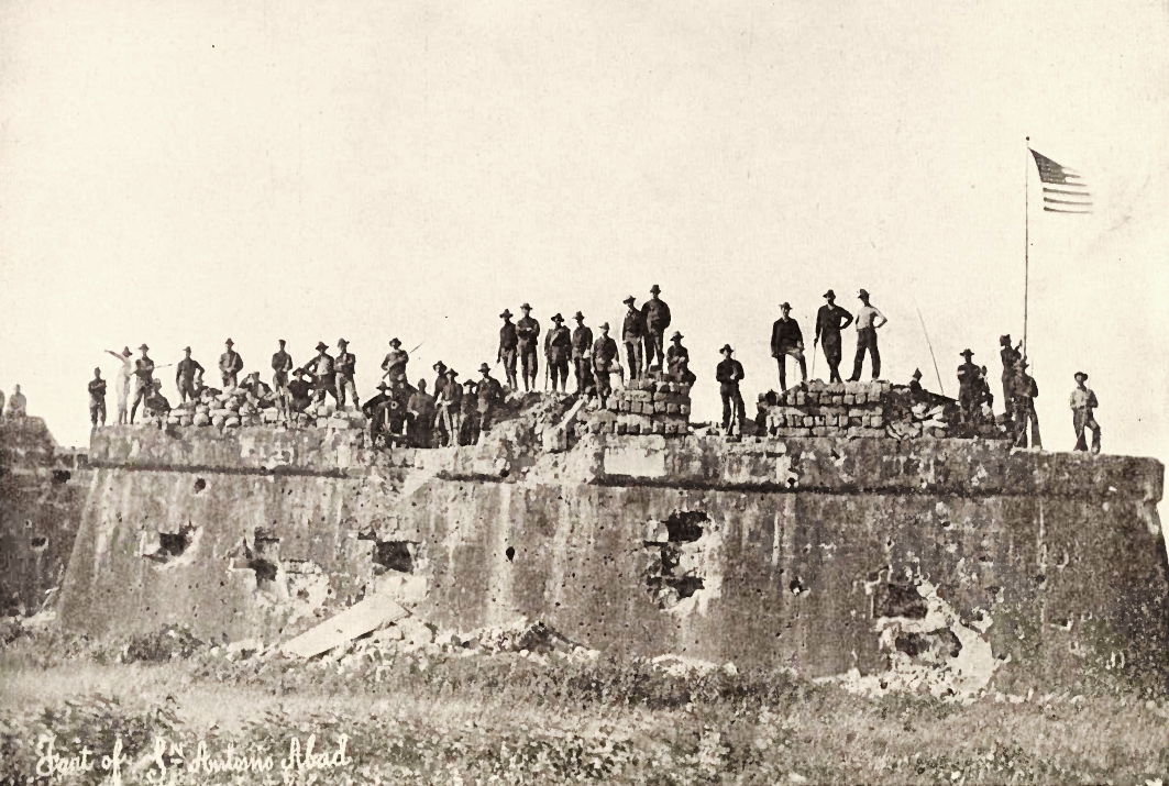 American troops raise the flag at Fuerte de San Antonio de Abad, Malate (1899).